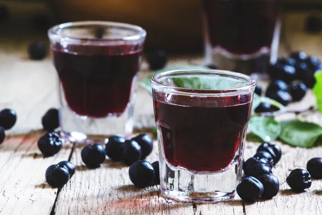 Домашнє вино з порічок: покрокові рецепти натурального напою з трьох інгредієнтів і швидка версія на горілці